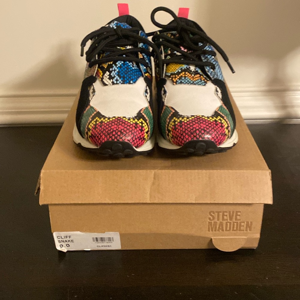 Combo!! Steve Madden Sneaker and Crossbody 
Cliff Snake 
Size 9
